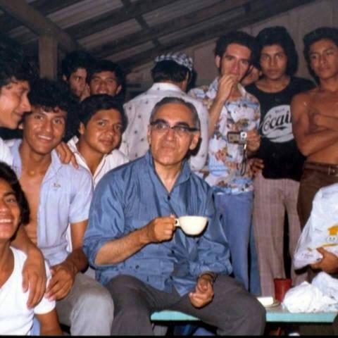 Monseñor Romero en medio de su gente...escuchando... animando