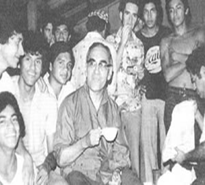 Mons. Oscar Romero departiendo con grupo de jóvenes