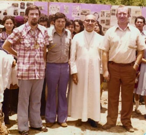 Con Monseñor Romero, Padre Octavio y Padre Rogelio, hoy 5 de agosto hace 39 años en la comunidad El Paraíso.
